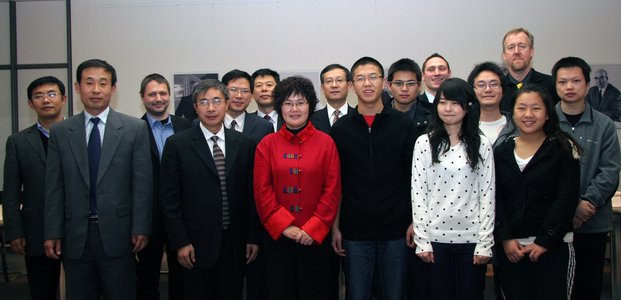 Frau Xu Liqin (mi.) besuchte mit sechs chinesischen Professoren ihrer Universität Hangzhou die Hochschule Coburg. Sie tauschten sich über weitere Kooperationsmöglichkeiten mit Prof. Dr. Klaus Ruthenberg (hinten re.) aus.