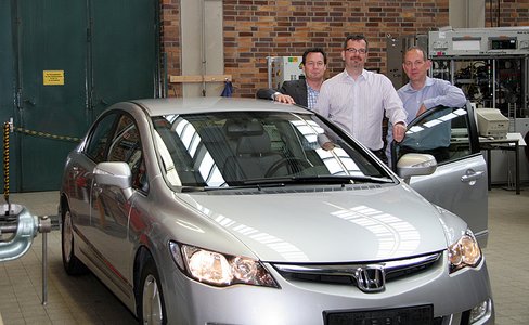 Christoph Rust und Thomas Brachmann von Honda Europe sowie Prof. Dr. Hartmut Gnuschke (v.li.) bei der Übergabe des neuen Hybrid-Fahrzeugs an der Hochschule Coburg