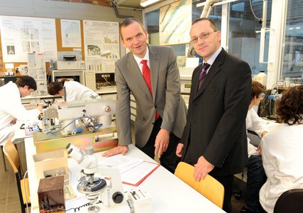 Sie kooperieren künftig im Bereich Forschung miteinander: Prof. Dr. Jürgen Krahl (li.) von der Hochschule Coburg und Dr. Peter Weidinger von Brose