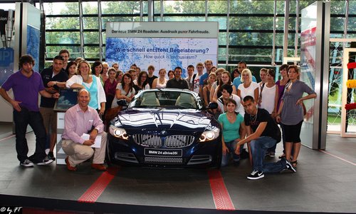 Prof. Dr. Victor J. Randall (v.li.) besuchte mit BWL-Studierenden des zweiten Semesters das BMW-Werk München
