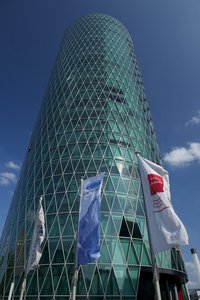Turm mit Glasfassade
