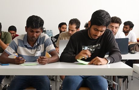 Studierende der Hochschule Coburg in einem Seminarraum.