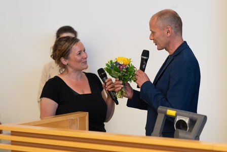 Carola Gollub vom IPSG und Hochschulpräsident Prof. Dr. Stefan Gast im Audimax der Hochschule Coburg.