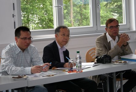 Zhu Fan, Doktorand am TAC, Prof. Jin-Suk Lee vom KIER und Prof. Martin Mittelbach, Universität Graz, beim internationalen Biokraftstoff-Workshop.