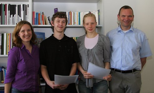Die Schülerstudierenden David Januszko und Johanna von Pezold (mi.) erhielten von Dr. Katja Kessel und Hochschul-Vizepräsident Prof. Dr. Jürgen Krahl eine Bestätigung für ihre Teilnahme am Schülerstudium.