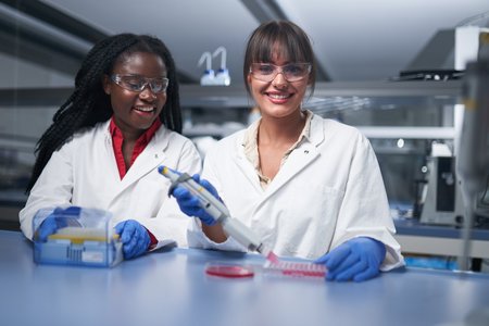 Zwei Studentinnen in einem Labor der Hochschule Coburg.