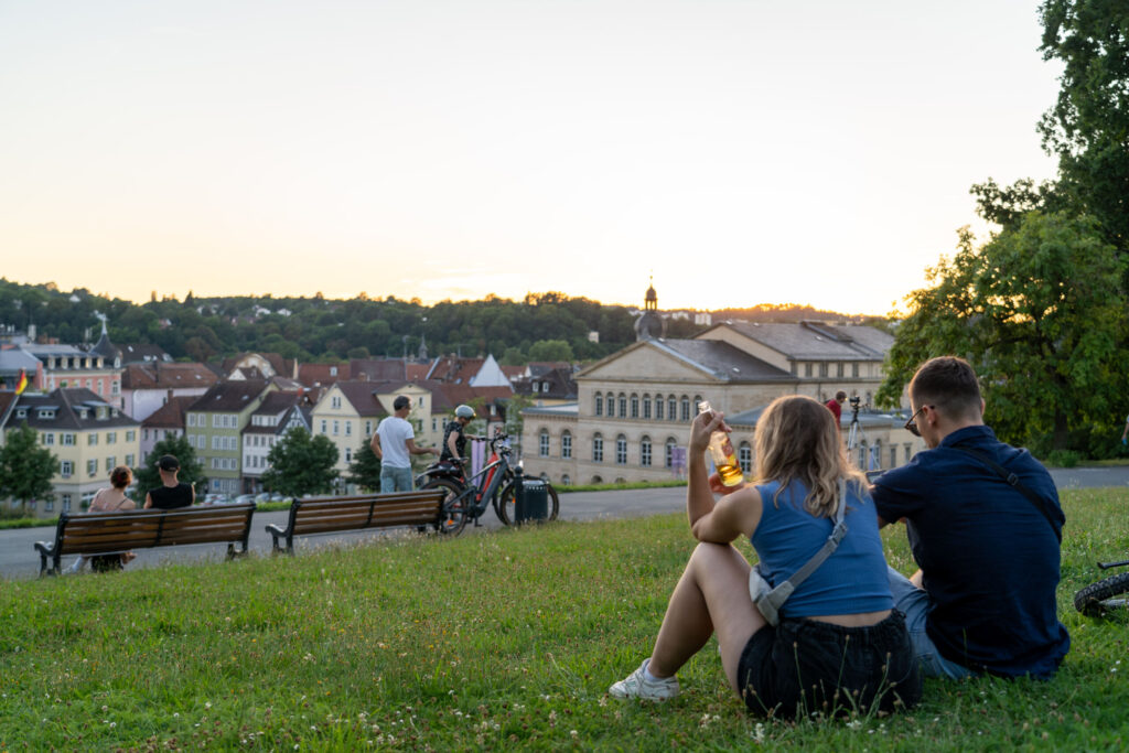 Blick auf den Coburger Schlossplatz im Sonnenuntergang