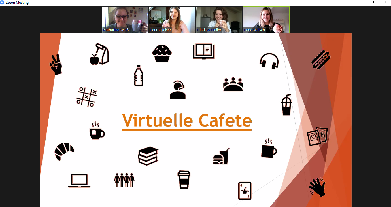 Ein Screenshot eines Zoom-Meetings mit dem Titel „Virtuelle Cafete“ zeigt oben vier Teilnehmer der Hochschule Coburg. Die Hauptfolie zeigt Symbole wie Bücher, eine Tasse, einen Laptop und Kopfhörer vor einem weiß-orangefarbenen Hintergrund.