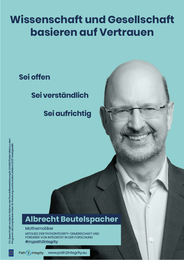 Ein Mann in Anzug und Brille lächelt auf einem Porträt auf einem Plakat der Hochschule Coburg. Der Text lautet: „Wissenschaft und Gesellschaft basieren auf Vertrauen. Seien Sie offen, seien Sie verständlich, seien Sie aufrichtig.“ Sein Name und seine Rolle als Mathematiker werden ebenfalls erwähnt.