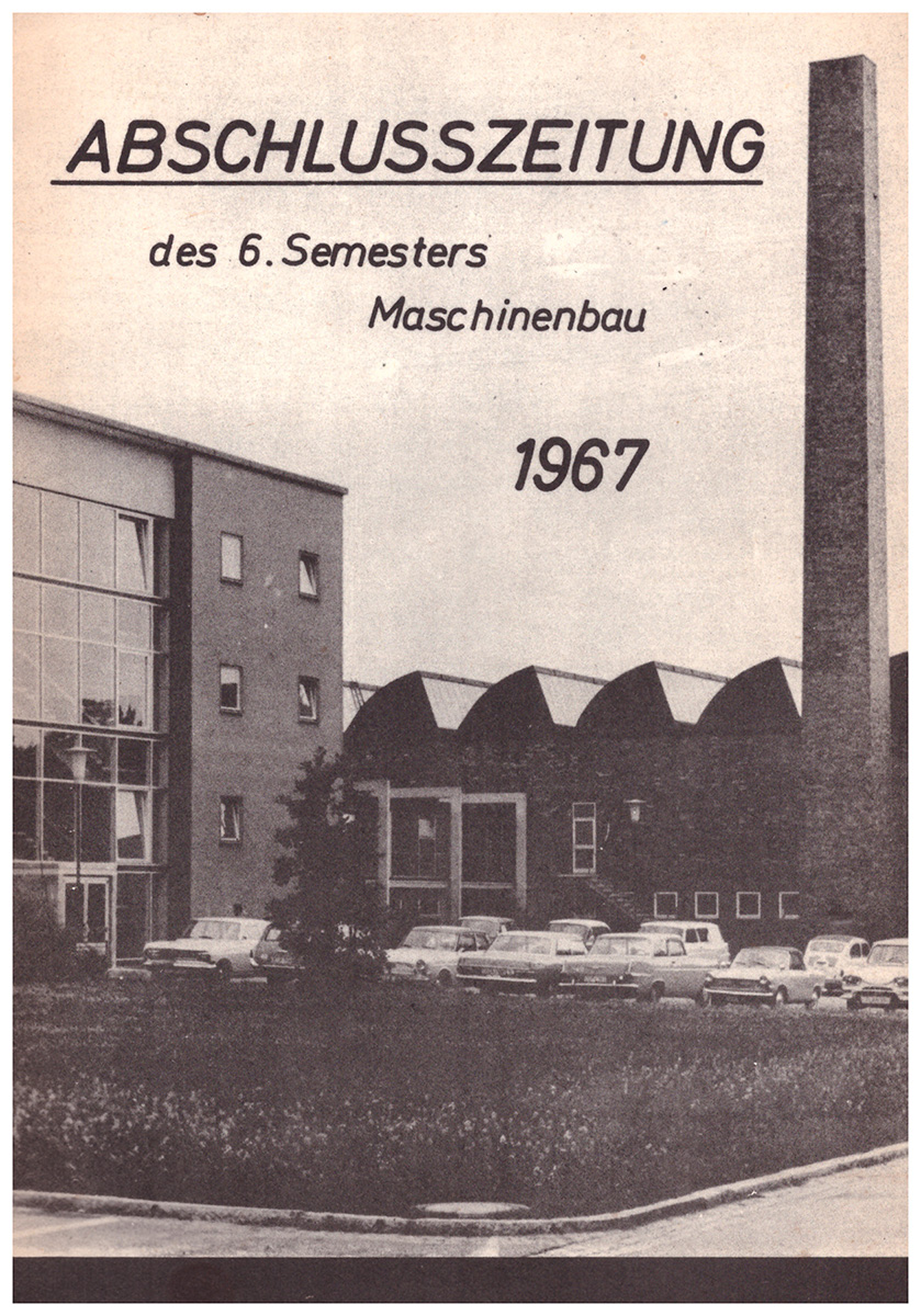 Auf dem Vintage-Cover einer Veröffentlichung der Hochschule Coburg aus dem Jahr 1967 mit dem Titel „Abschlusszeitung des 6. Semesters Maschinenbau“ ist ein Gebäude mit mehreren Autos und einem hohen Schornstein im Hintergrund abgebildet.