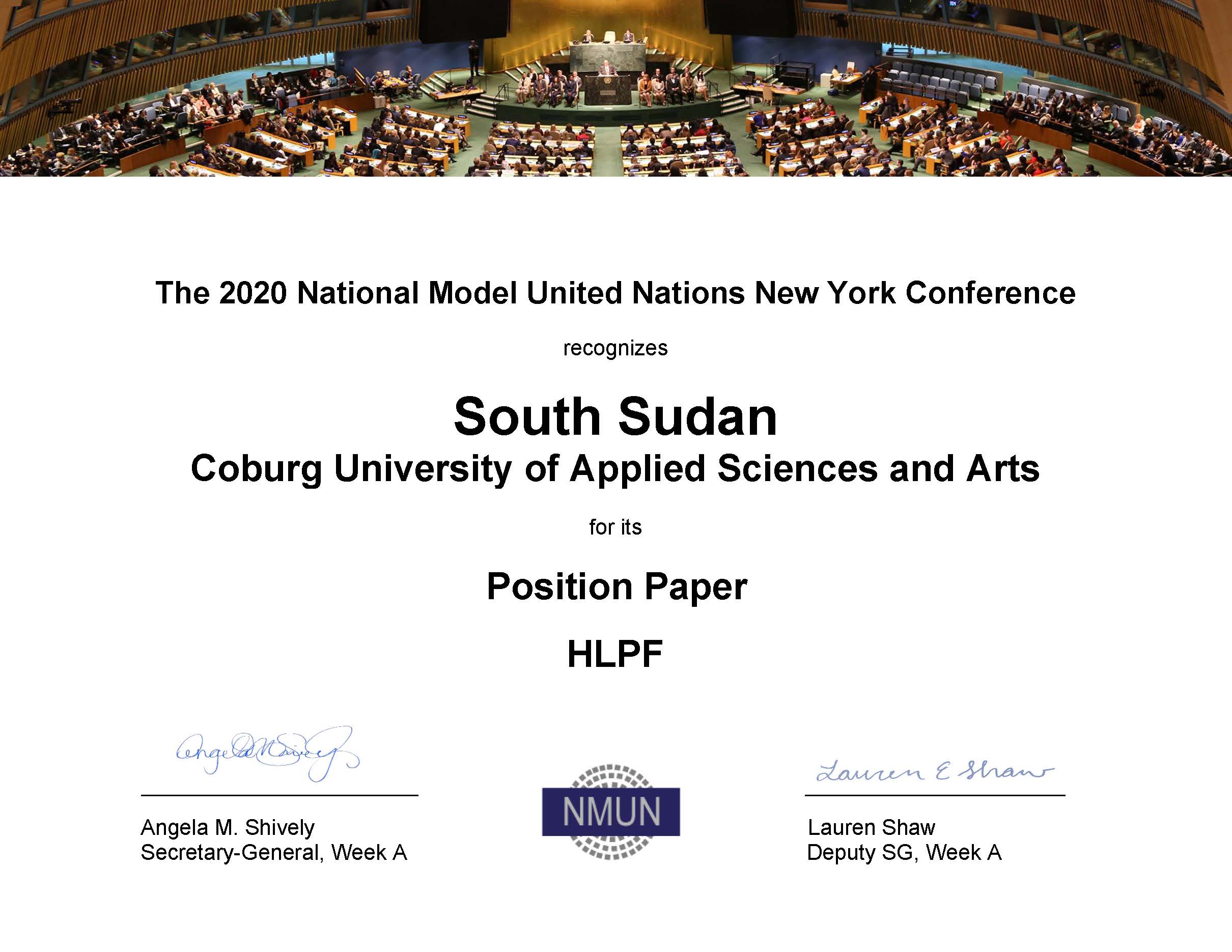 Zertifikat der National Model United Nations New York Conference 2020 zur Anerkennung des Südsudan, Hochschule Coburg, für das Positionspapier HLPF. Enthält Unterschriften von Angela M. Shively und Lauren Shaw.