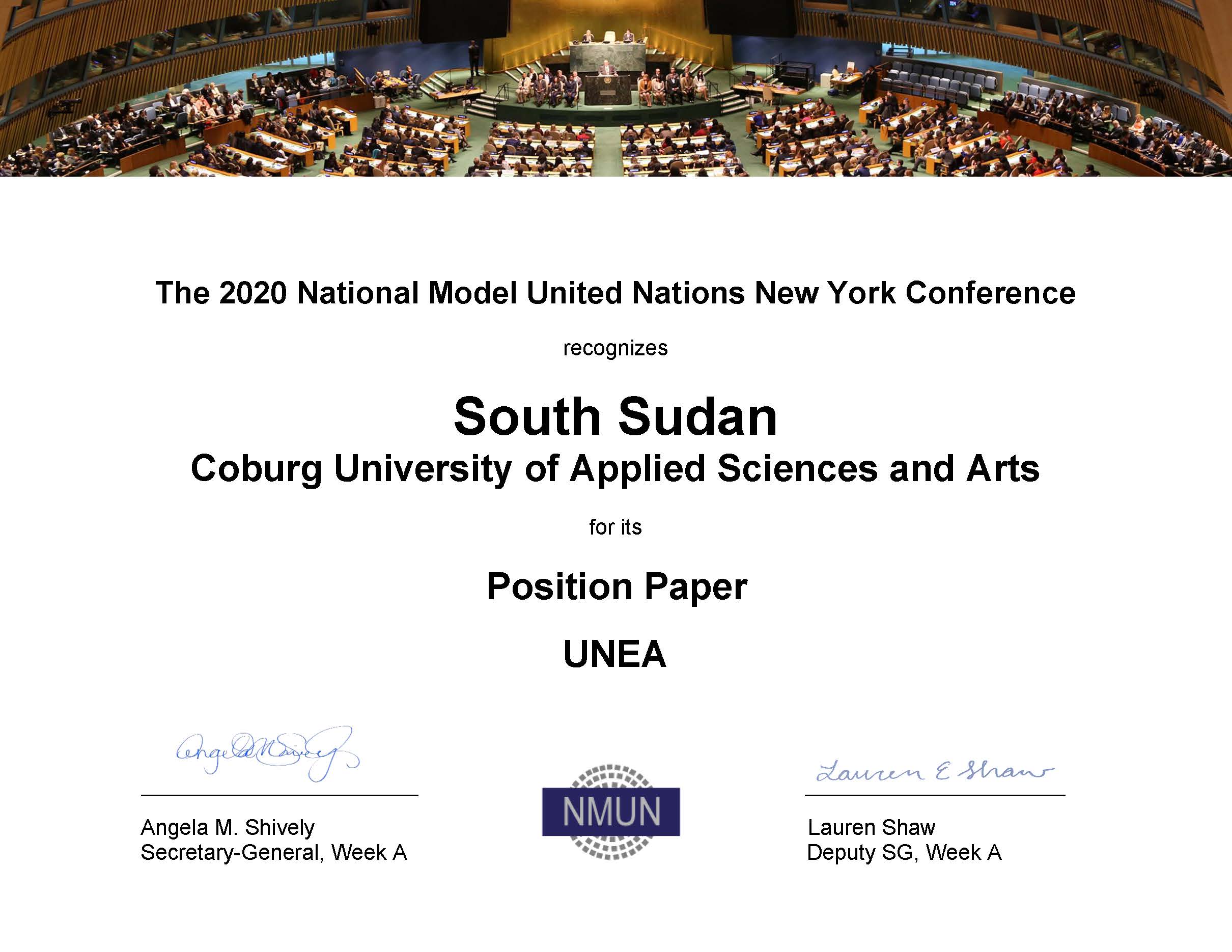 Eine Auszeichnungsurkunde mit dem Titel „The 2020 National Model United Nations New York Conference“ würdigt den Südsudan und die Hochschule Coburg für ihr Positionspapier. Enthält die Unterschriften von Angela M. Shively und Lauren Shaw.