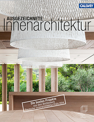 Cover des Buches „Ausgezeichnete Innenarchitektur“ der Hochschule Coburg mit weiß geflochtenen Leuchten, Holzpaneelen und großen Fenstern mit Grünpflanzen. Der Text hebt die Top-Projekte des Deutschen Innenarchitektur-Preises 2014 hervor.