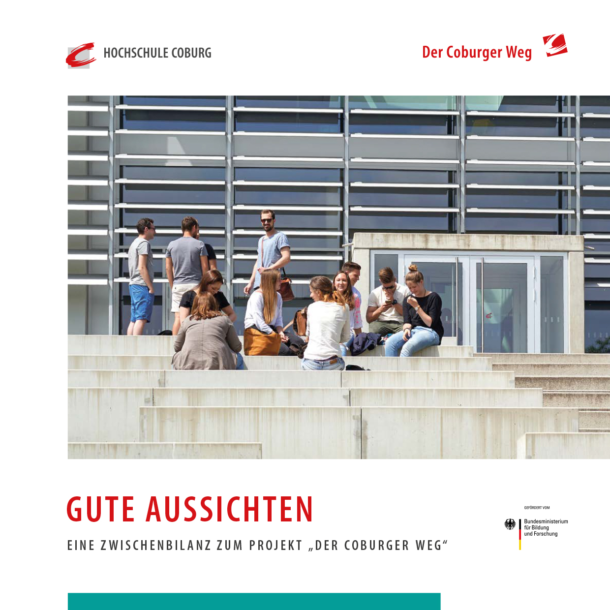 Eine Gruppe von Menschen sitzt auf einer Außentreppe vor einem modernen Glasgebäude, das den Geist der Hochschule Coburg verkörpert. Der Text lautet „HOCHSCHULE COBURG Der Coburger Weg“ und hebt eine vielversprechende Halbzeitbilanz des Projekts hervor. Das Logo des Bundesministeriums für Bildung und Forschung ist sichtbar.