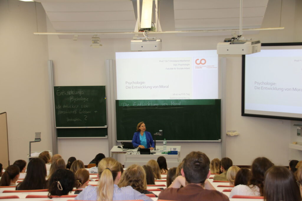 Schüler und Schülerinnen im Hörsaal