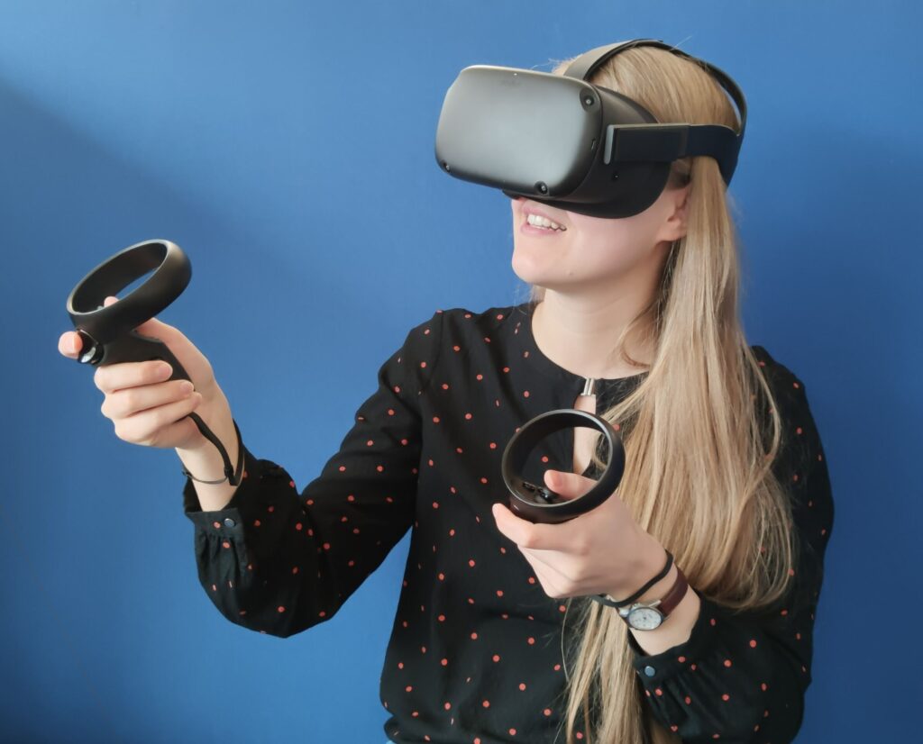 Blonde Frau mit VR-Brille