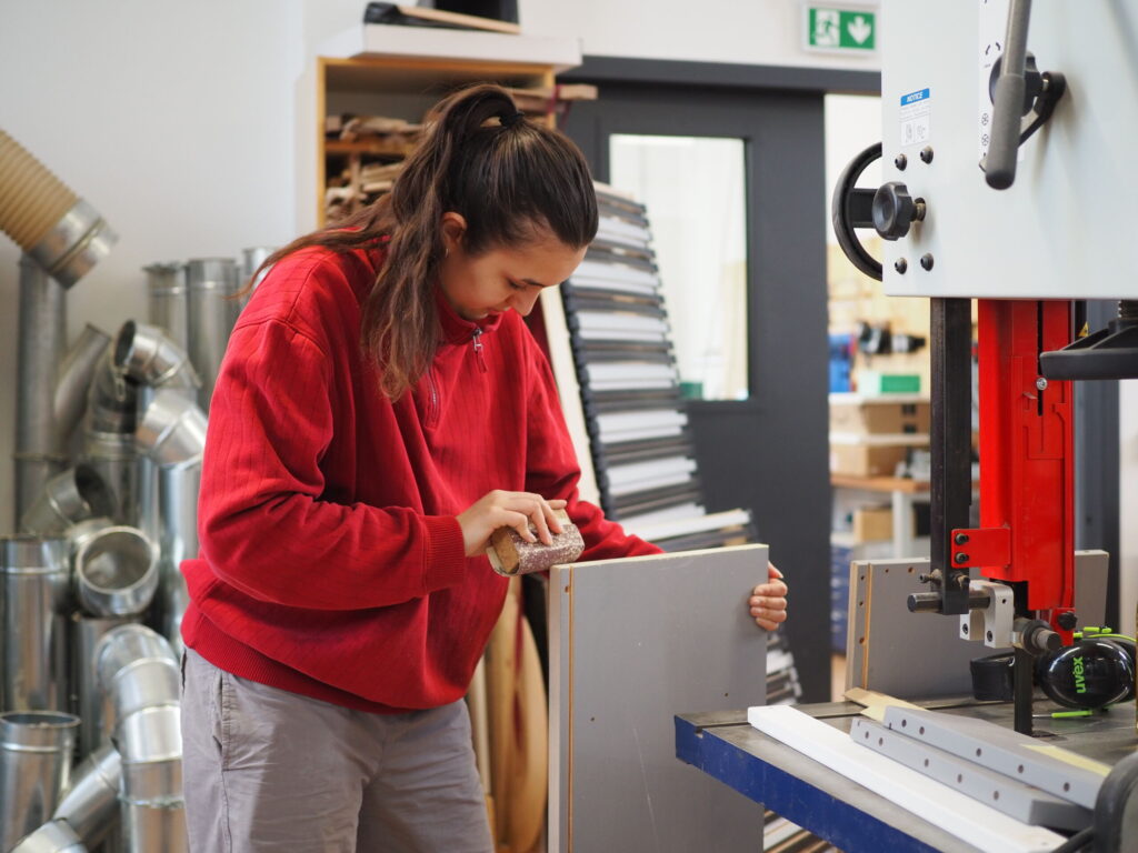 Studentin in einer Werkstatt beim Arbeiten