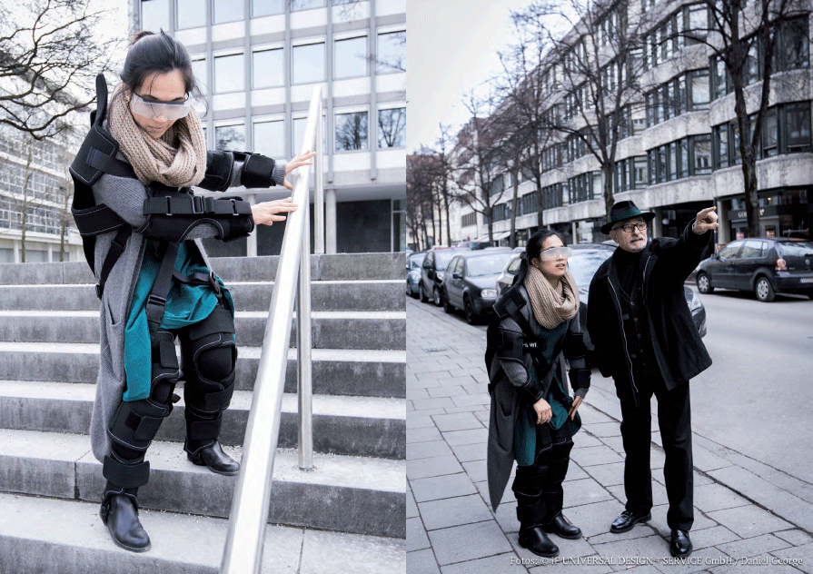 Eine Person mit Exoskelett und Schutzbrille testet ihre Mobilität auf Treppen. Neben ihr zeigt jemand in Mantel und Hut auf etwas auf der Straße. In der urbanen Kulisse der Hochschule Coburg bilden Gebäude und geparkte Autos eine lebendige Kulisse für diese faszinierende Szene.