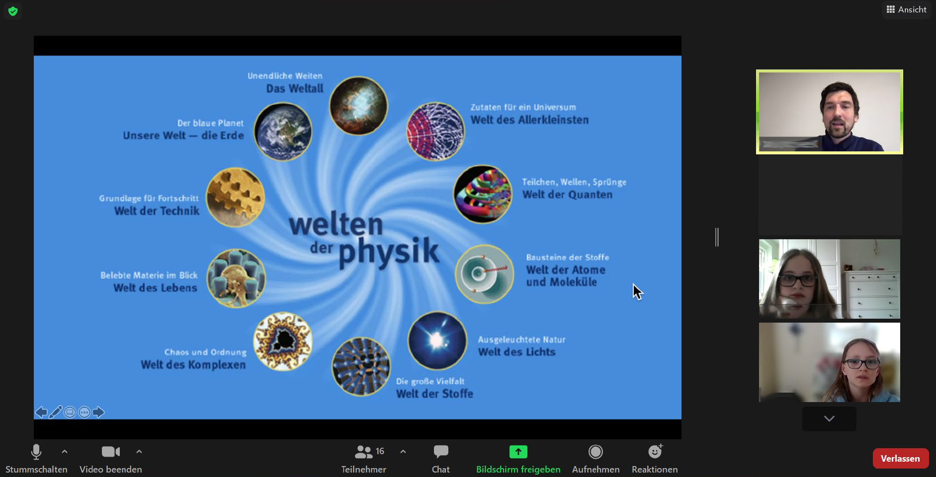 Eine virtuelle Präsentation mit dem Titel „Welten der Physik“ der Hochschule Coburg hat einen blauen Hintergrund mit wirbelnden Linien. Sie zeigt kreisförmige Bilder, die verschiedene physikalische Themen darstellen, und einen geteilten Bildschirm mit zwei Personen in der unteren rechten Ecke.