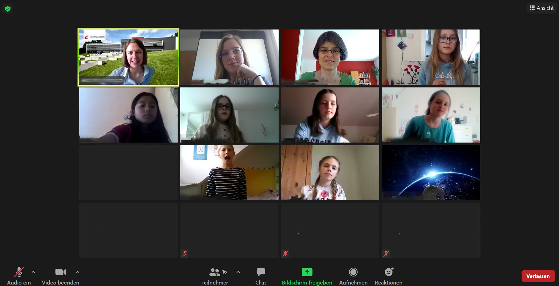 Ein virtuelles Meeting mit zwölf Teilnehmern auf einem Videoanrufraster, verbunden mit der Hochschule Coburg. Elf sind sichtbar, während ein Bildschirm einen kosmischen Hintergrund zeigt. Die Teilnehmer wirken engagiert und nehmen von unterschiedlichen Wohnsituationen aus teil. Die Benutzeroberfläche ist auf Deutsch.