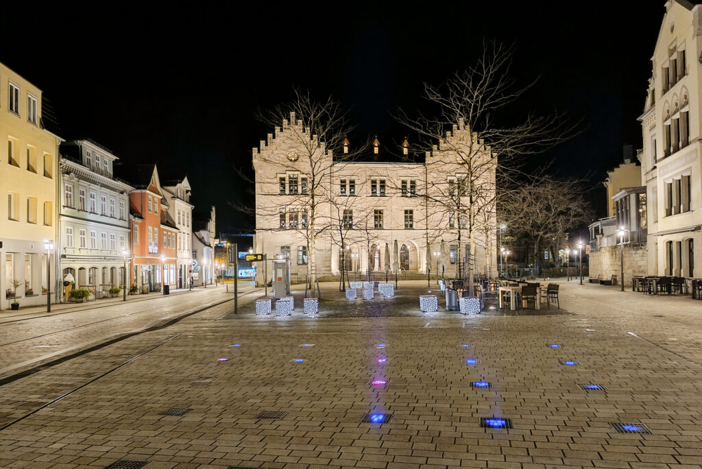 Der Albertsplatz in Coburg erstrahlt bei Nacht in hellem Licht.