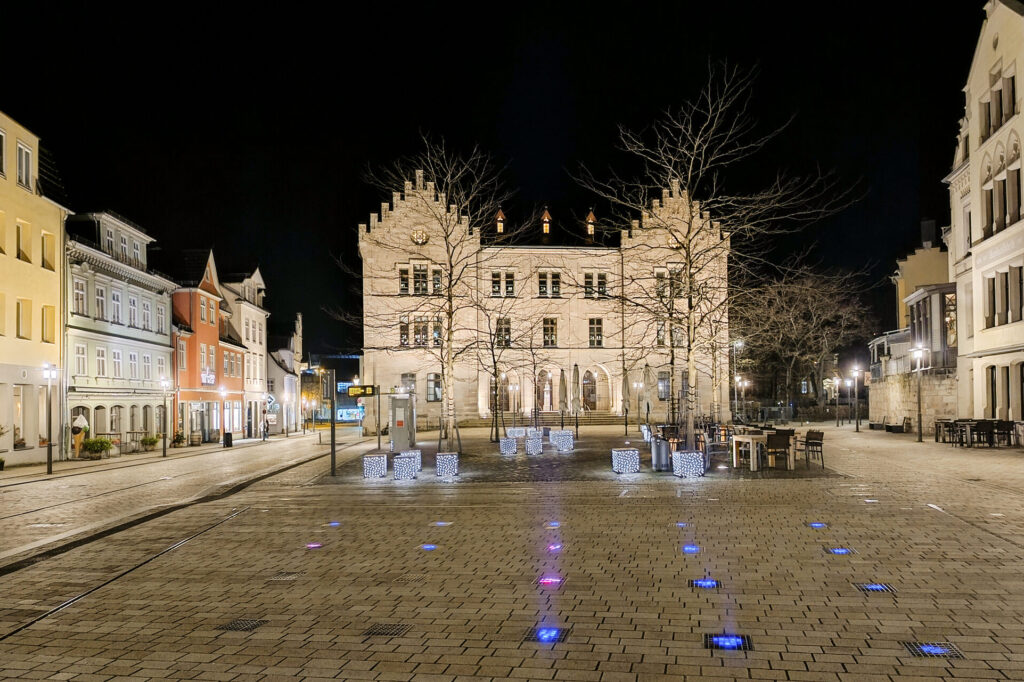 Der Albertsplatz in Coburg erstrahlt bei Nacht in hellem Licht.