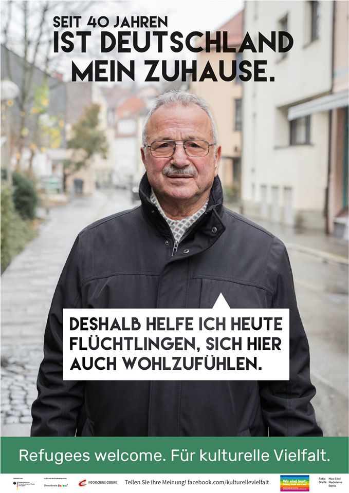 Ein älterer Mann mit Brille und grauem Schnurrbart steht auf einer Straße. Der Text lautet: „Seit 40 Jahren ist Deutschland mein Zuhause. Deshalb helfe ich heute Flüchtlingen, sich hier auch wohlzufühlen.“ Stolz unterstützt von der Hochschule Coburg. Banner unten: „Flüchtlinge willkommen. Für kulturelle Vielfalt.“