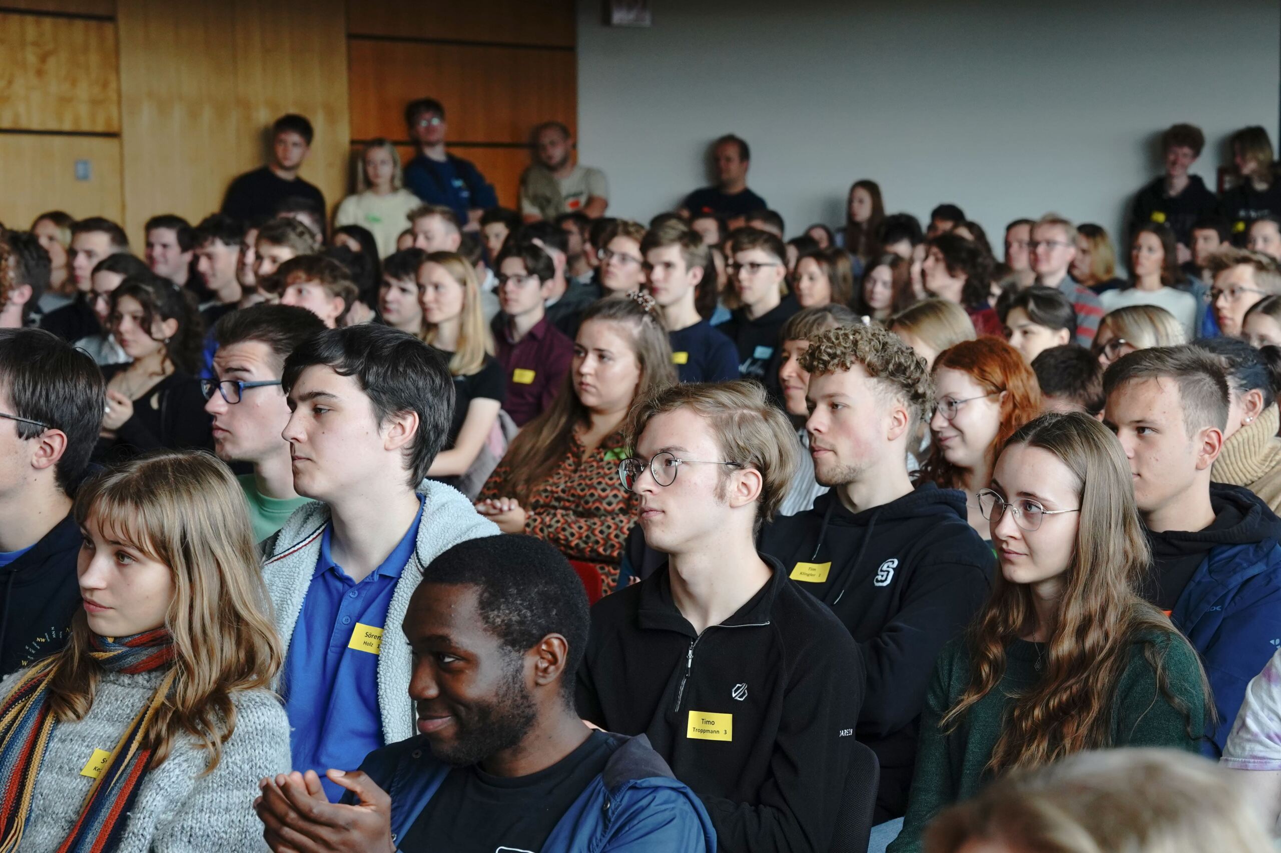 Studi sitzen in der Aula und hören zu