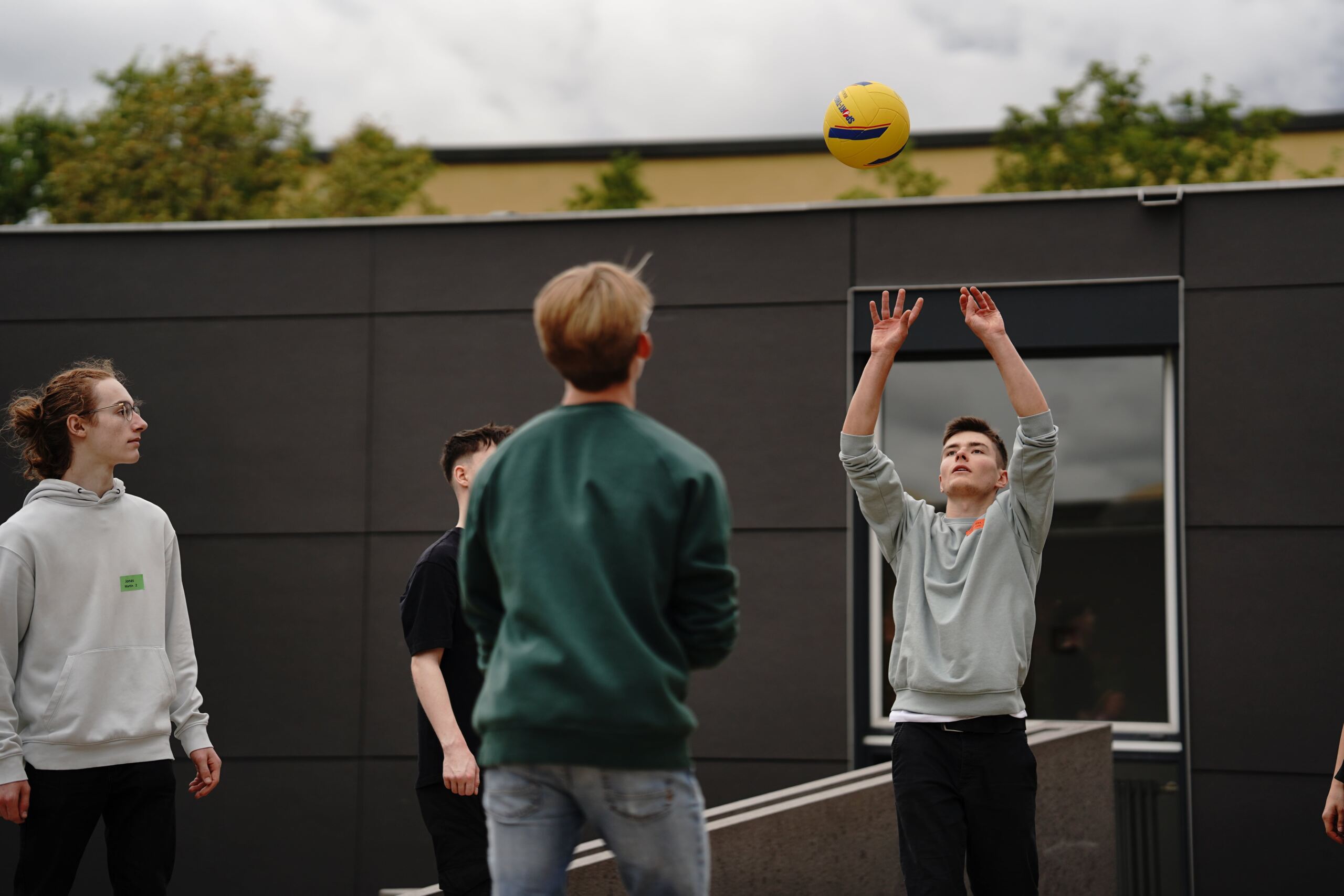 Studis spielen Volleyball im Hof