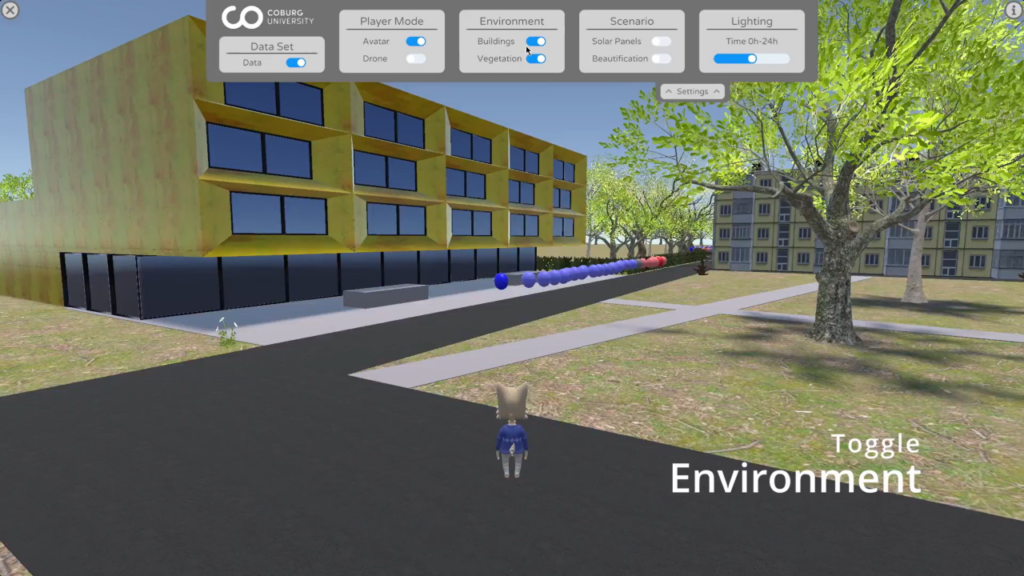 Eine virtuelle Umgebung besteht aus einem vierstöckigen Gebäude auf der linken Seite, einer von Bäumen gesäumten Rasenfläche und einem kleineren Gebäude auf der rechten Seite. Team Visual Computing stellt Schnittstellenelemente wie Dateneinstellungen, Spielermodus, Umgebung, Szenario und Beleuchtung bereit, um das immersive Erlebnis zu verbessern.