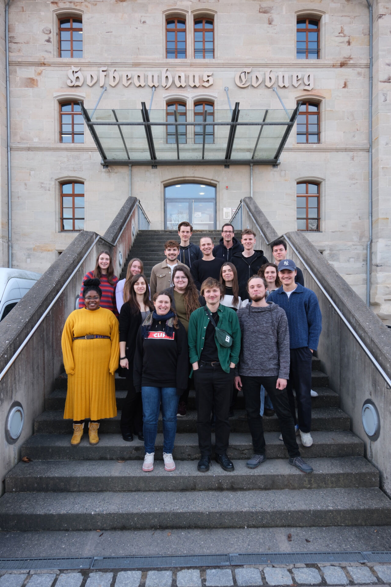 Prof. Dr. Michael Markert mit der Seminargruppe vorm Hofbräuhaus am Campus Design der Hochschule Coburg.