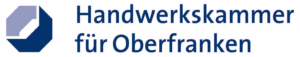 Logo der Handwerkskammer für Oberfranken. Auf der linken Seite steht ein stilisiertes blau-weißes Sechseckdesign, das dezent Elektrotechnik symbolisiert. Auf der rechten Seite steht der Name der Organisation in fettem blauen Text. at Hochschule Coburg