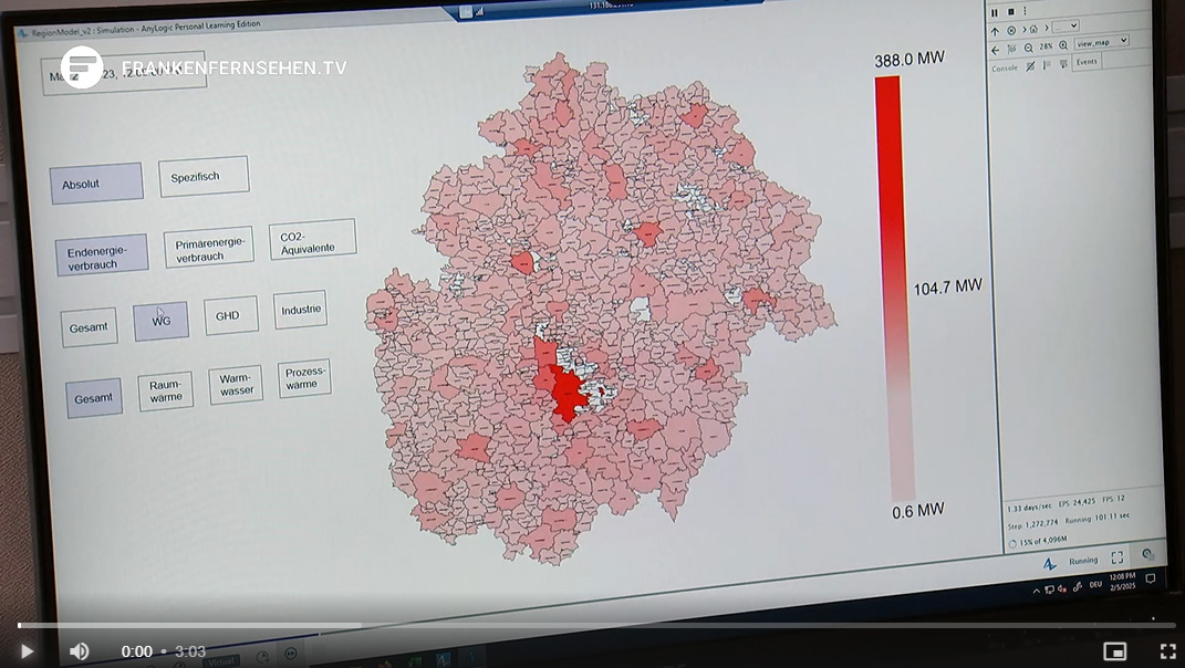 Auf einem Computerbildschirm wird eine Karte mit Regionen in verschiedenen Rottönen angezeigt, die unterschiedliche Datenniveaus von 0,6 MW bis 388,0 MW anzeigen und so die Initiative Klimapakt2030plus hervorheben. Eine Leiste und Schaltflächen an der Seite bieten zusätzliche Bedienelemente und Informationen. at Hochschule Coburg