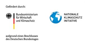 Die Beschreibung hebt die Unterstützung des Bundesministeriums für Wirtschaft und Klimaschutz hervor und zeigt dessen Logo neben dem Logo der Nationalen Klimaschutzinitiative. Sie enthält einen deutschen Text über einen Bundestagsbeschluss und verweist auf relevante Ausschüsse. at Hochschule Coburg